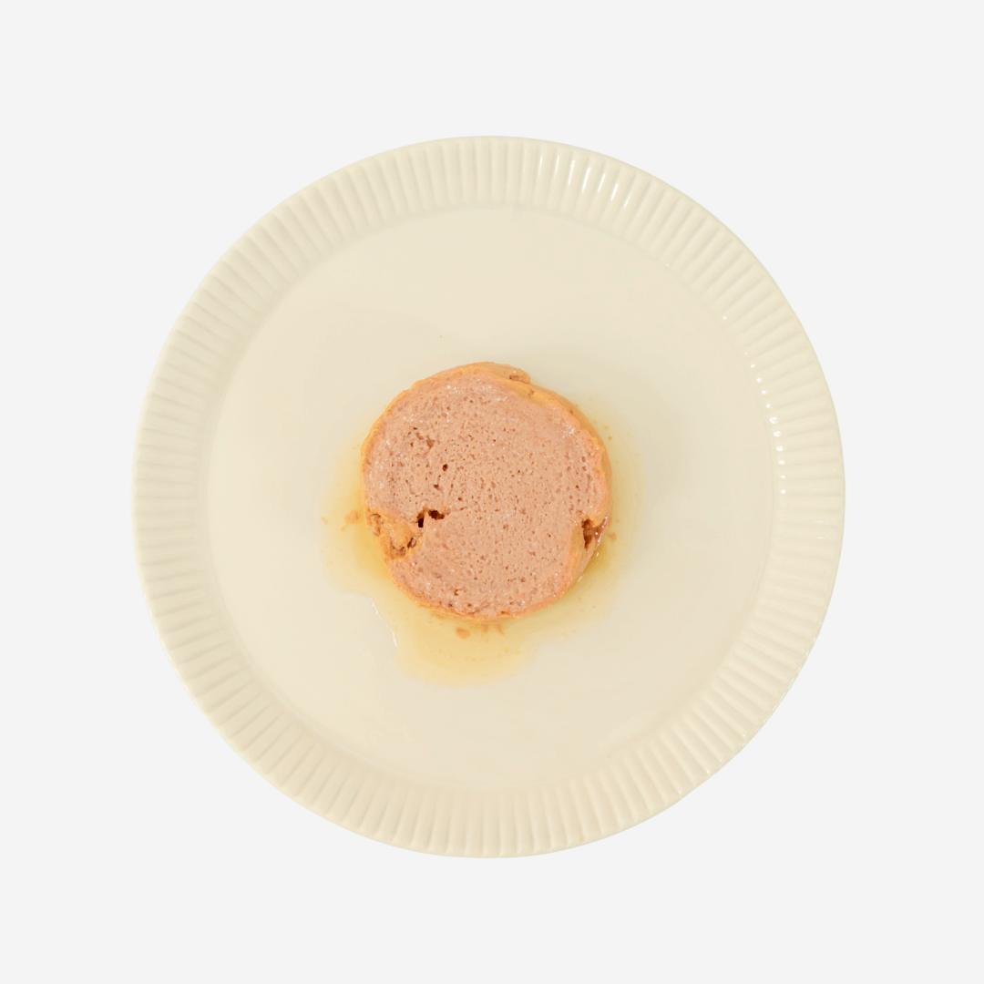 開這罐 心血管保健【鮭魚牛肉】白藜蘆醇機能主食罐 80g in a white dish.