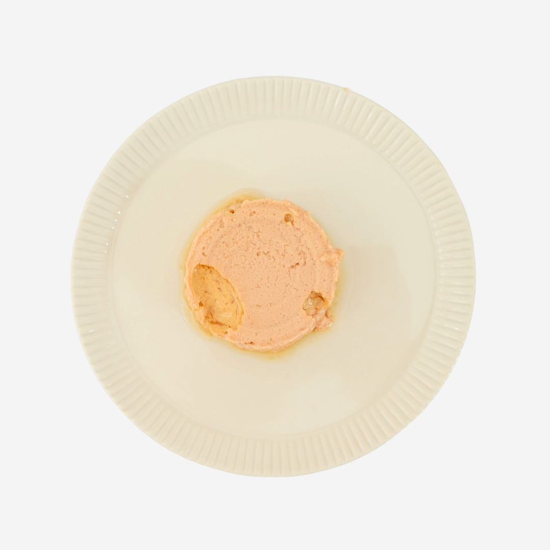 開這罐 維持免疫力【鬼頭刀雞肉】白藜蘆醇機能主食罐 80g on a white plate.