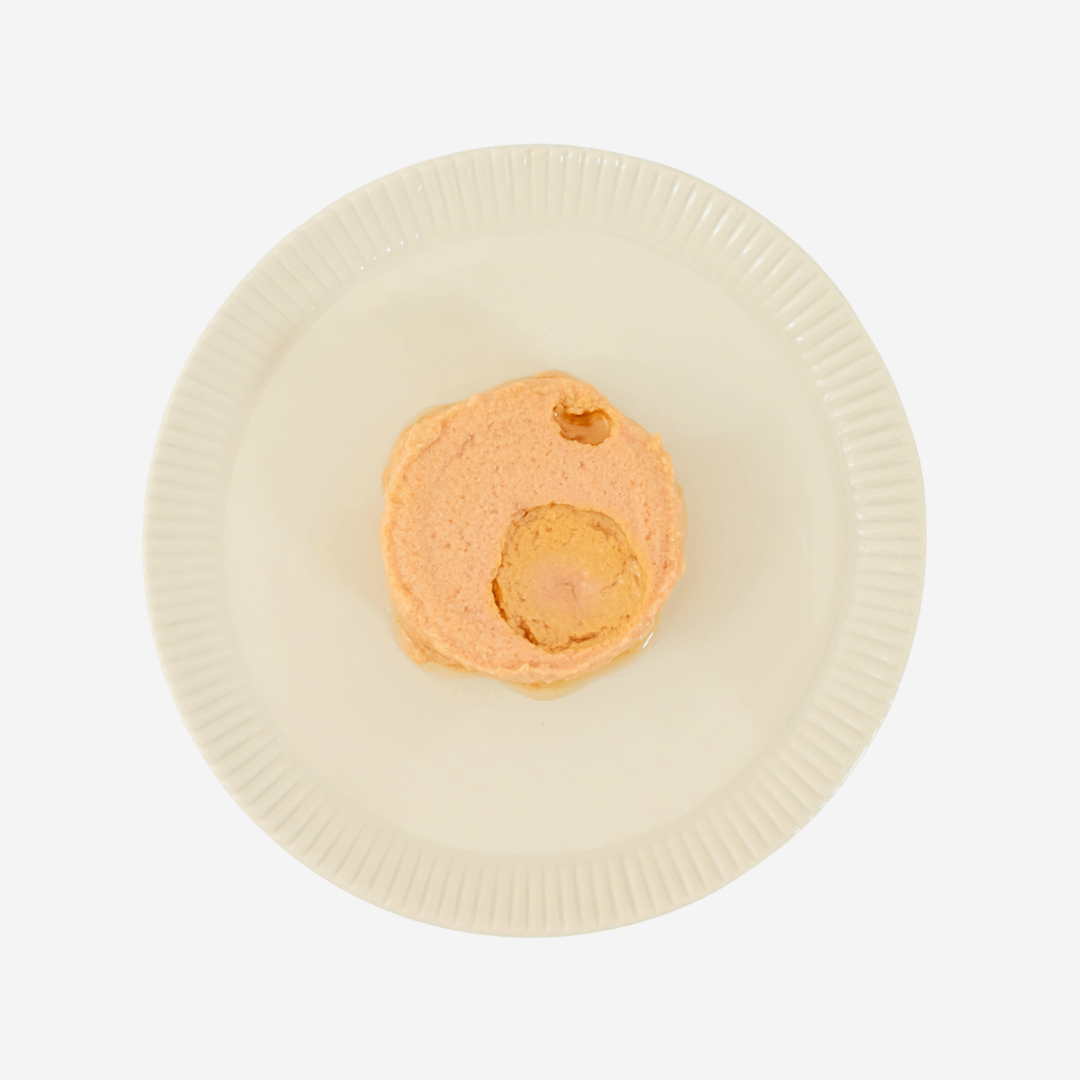 開這罐 保護肝臟【鱈魚鮪魚】白藜蘆醇機能主食罐 80g 放在白色盤子上的肉泥